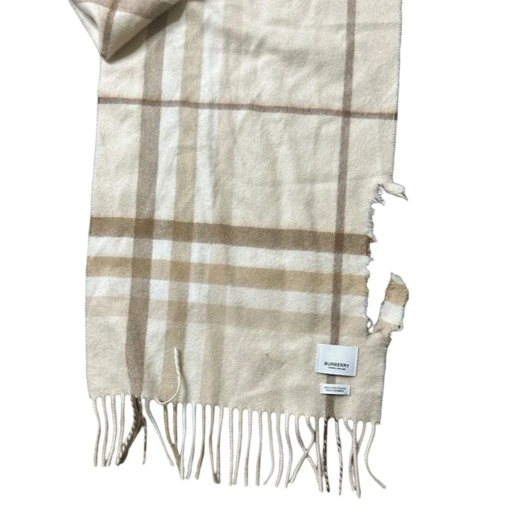 NWT Burberry TARTAN GIANT CASHMERE SCARF IN BEIGE,WHITE ( DEFECT) - Picture 9 of 9